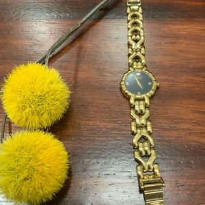 Lovely Raymond Weil women's watch is a stylish and elegant wristwatch